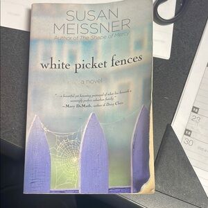 5/$8 📚 White Picket Fences Novel by Susan Meissner